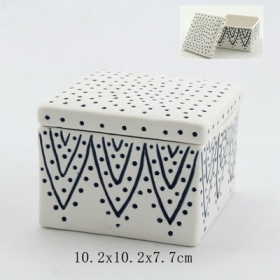 caja de baratija de cerámica tapa blanca y azul