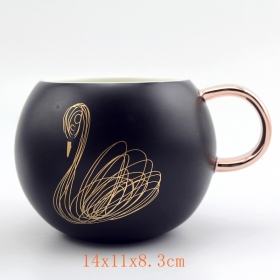 taza de cerámica cisne blanco y oro rosa