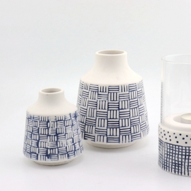 conjunto de 2 jarrones de cerámica brote rayas azules color blanco