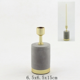 Candelero de metal de latón satinado con base de hormigón