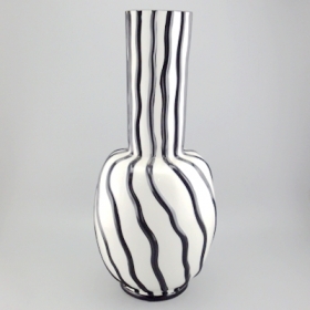 gran jarrón de cerámica blanca con líneas de pintura de mano negra