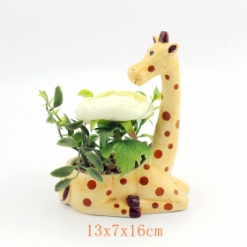 maceta de jirafa de cerámica con flores de seda