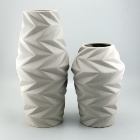 florero de cerámica angular gris alto