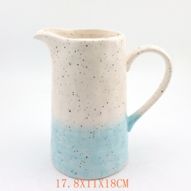jarra de cerámica moteada azul y blanco